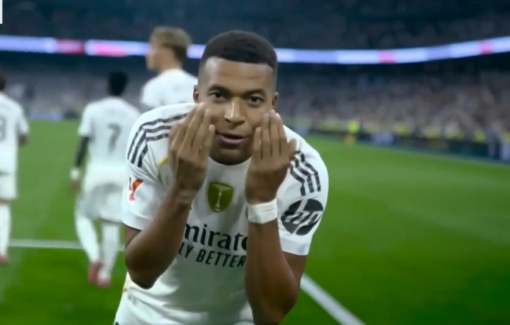 爱游戏app-姆巴佩进球后双手拭面引发热议，全新庆祝动作暗藏深意？