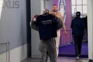 爱游戏-力挺祖尼尔！快船球员都穿着印着“祖巴茨DPOY”的T恤现身球馆